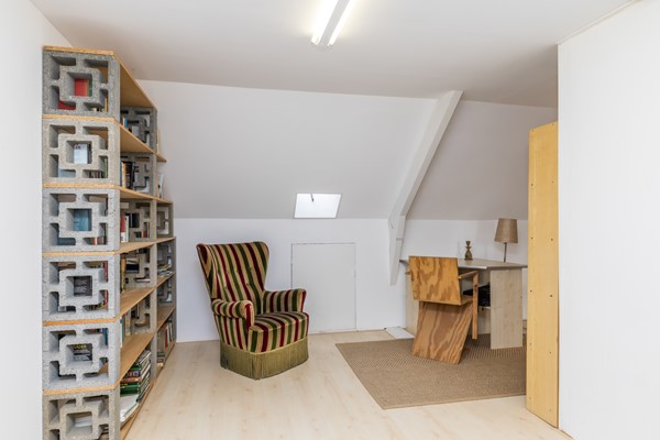 Foto - Te koop: Karakteristiek wonen met de duurzaamheid van nu! Verrassend ruime tussenwoning (1938) met 5 slaapkamers, hybride warmtepomp en Energielabel A nabij het centrum van Heerlen. 
